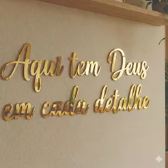 Frase Decorativa Aqui tem Deus em cada Detalhe em Acrílico Promoção