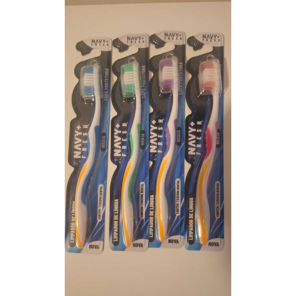 kit 4 Escova Dental Média com capa protetora e limpador de língua.