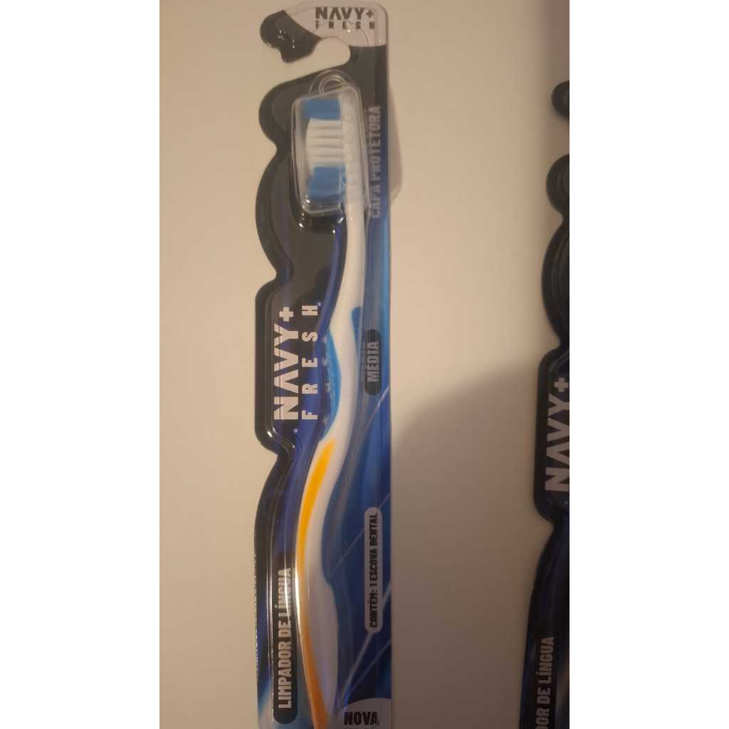 kit 4 Escova Dental Média com capa protetora e limpador de língua.