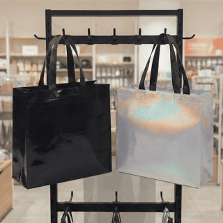 Sacola de TNT metalizado Kit com 12 unidades. Sacola para loja, kits e brindes. em Oferta na Shopee