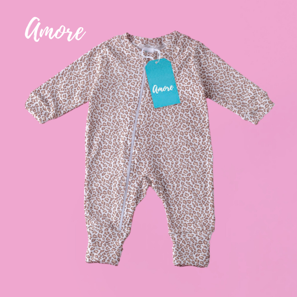 Macacão de Bebê Amore Vira Pé Oncinha com Zíper 100% Algodão