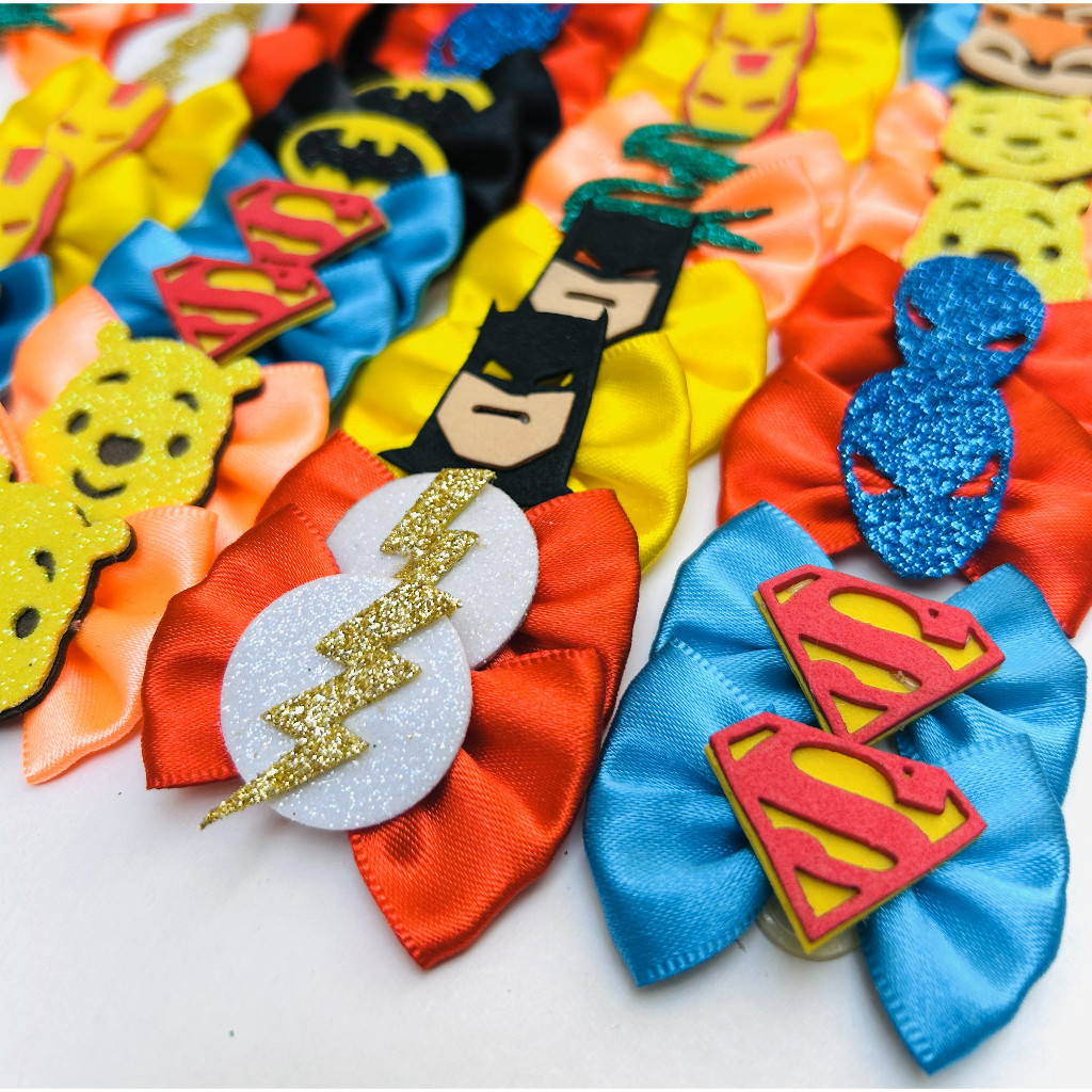 50 Unidades Lacinhos Pet Para Cães Macho Mix Cores Variadas Personagens Cachorro Laço Banho e Tosa