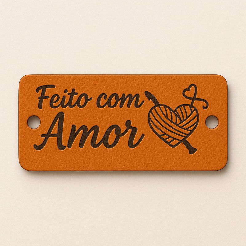 Kit 05,10,20,25, 50 e 100 Etiquetas De Couro Sintético Para Crochê E Artesanato”Personalizadas Com a FraseFeito com amor em Oferta na Shopee