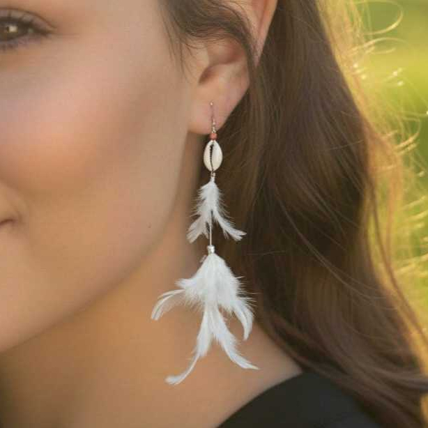 Brinco pena branca com búzio solitário artesanal leve boho praia moda verão feminino branco trend