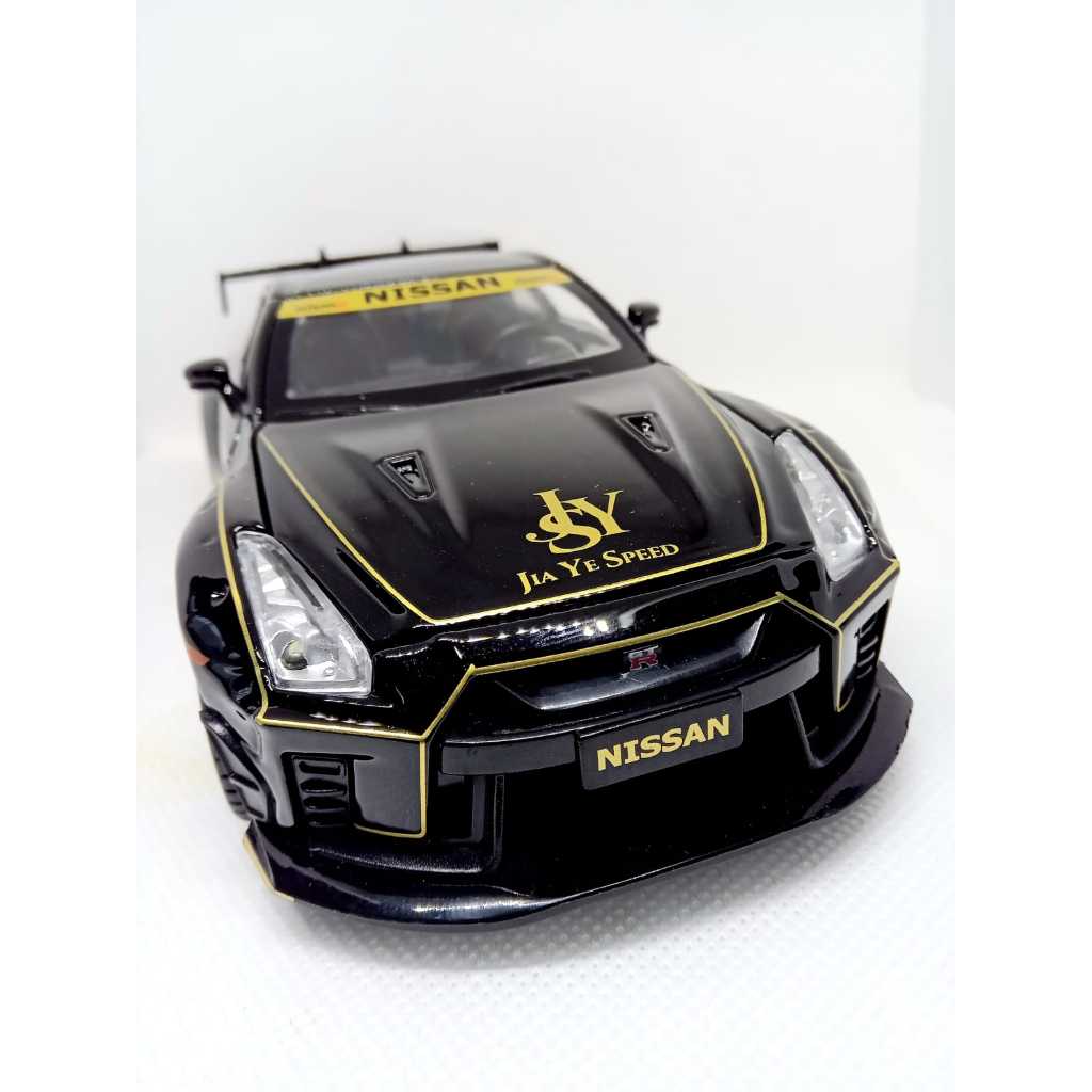 Miniatura Carrinho Metal Escala 1/24 Nissan Skyline GTR R35 John Player Especial Abre As Portas