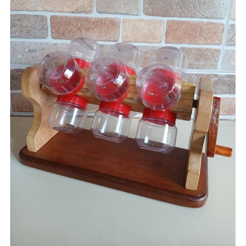 Mini baleiro ou Porta objetos. Giratório com manivela - 12 potes plásticos - 120 ml - tampas vermelhas.