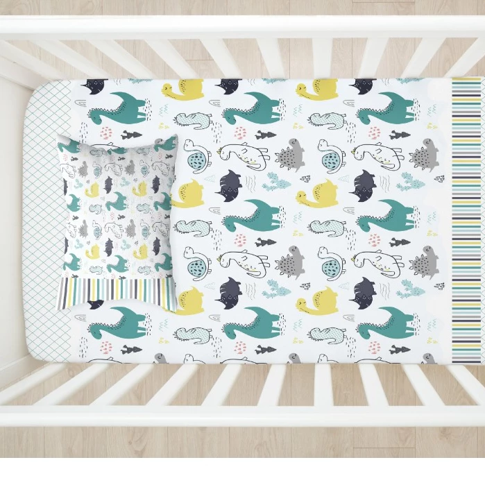 Lençol de Berço Dino p/ Bebê, 2 Peças (Lençol Estampado + Fronha Estampada) Decoração Quarto