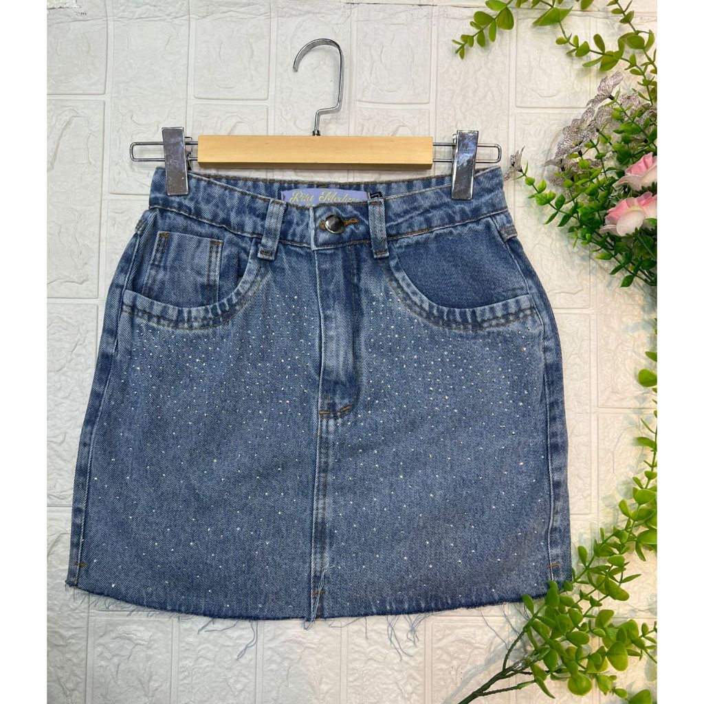 Saia curta jeans com brilho, barra defiada em Oferta na Shopee