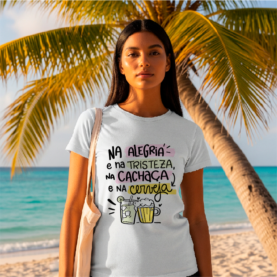 Camiseta Unissex com Frases de meme par diversão do Verão "Na Alegria e na Tristeza na cachaça"