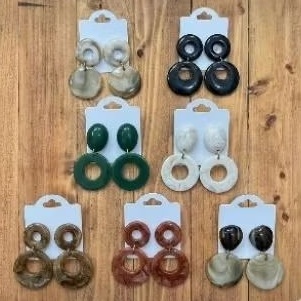 Pares de brincos redondo em resina, acessório leve, da moda, tendência em Oferta na Shopee