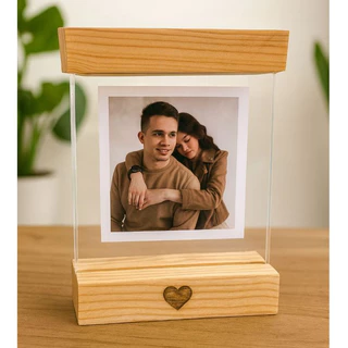 Porta-retrato de madeira e vidro com foto