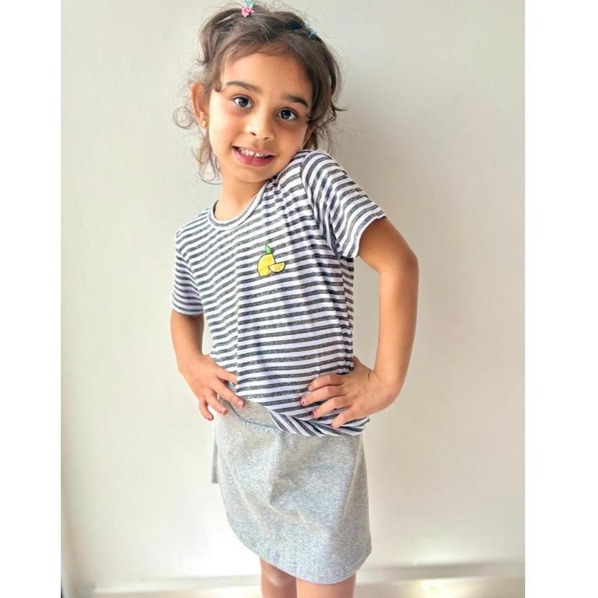 Conjunto Infantil Feminino Verão - Camiseta Listrada e Shorts Saia Cinza