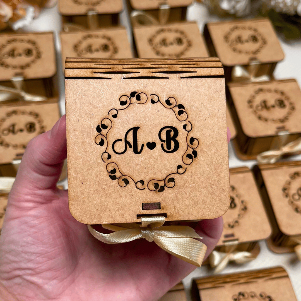 Kit 100 Lembrancinha Casamento Noivado Caixa Personalizada Iniciais Casal MDF Caixinha Pegue e Monte