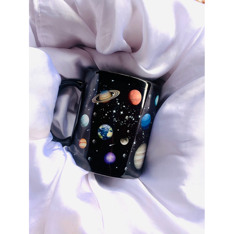 Caneca Preta Porcelana Sistema Solar Planetas Galáxia 325ml em Oferta na Shopee