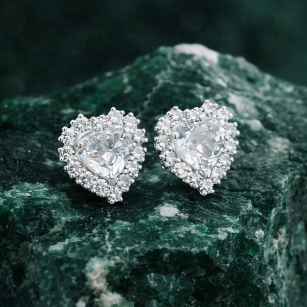 Brinco Coração Cravejado Prata 925 com Zircônia Joia Feminina Delicada 10mm x 9mm