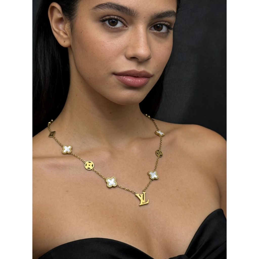 Colar Feminino Trevo Quatro Folhas Ouro – Elegância e Versatilidade com Design Atemporal