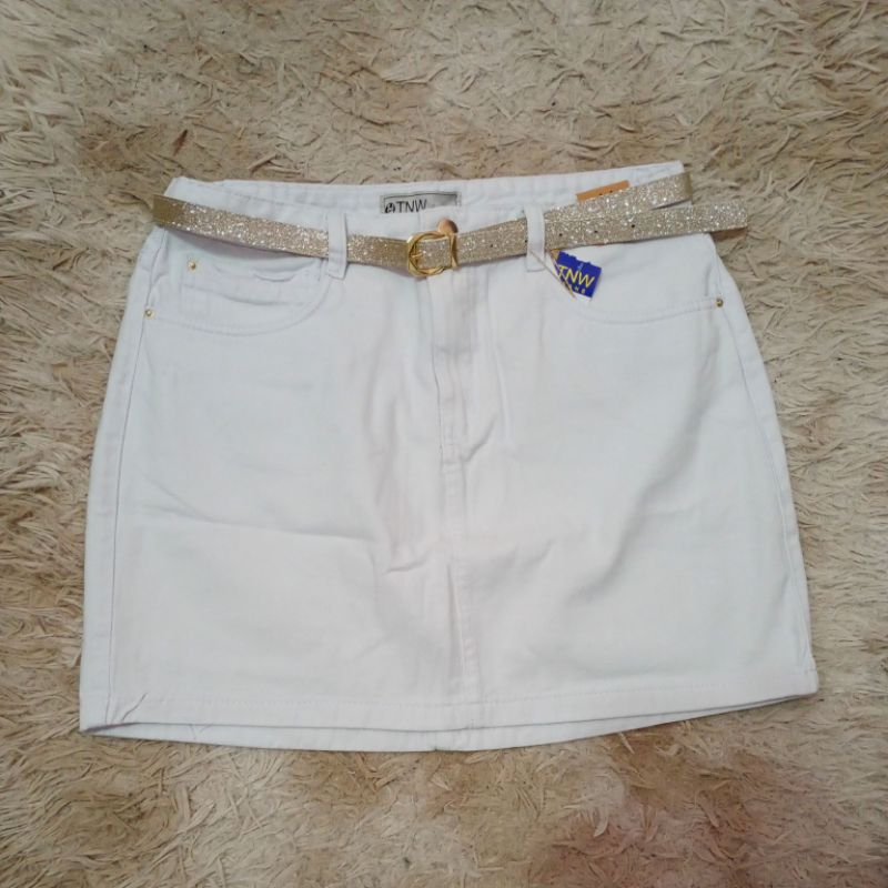 saia jeans branca com cinto de brilho dourado