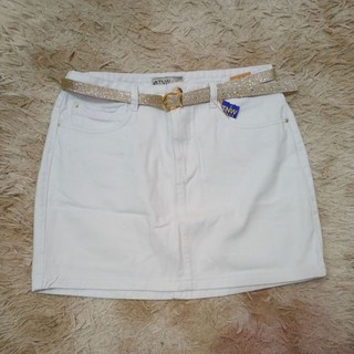 saia jeans branca com cinto de brilho dourado