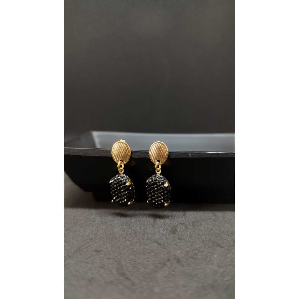 Brinco pedra preto banhado a ouro - brinco dourado - semi jóia - acessório feminino - presente
