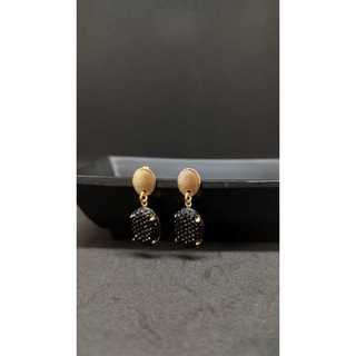 Brinco pedra preto banhado a ouro - brinco dourado - semi jóia - acessório feminino - presente
