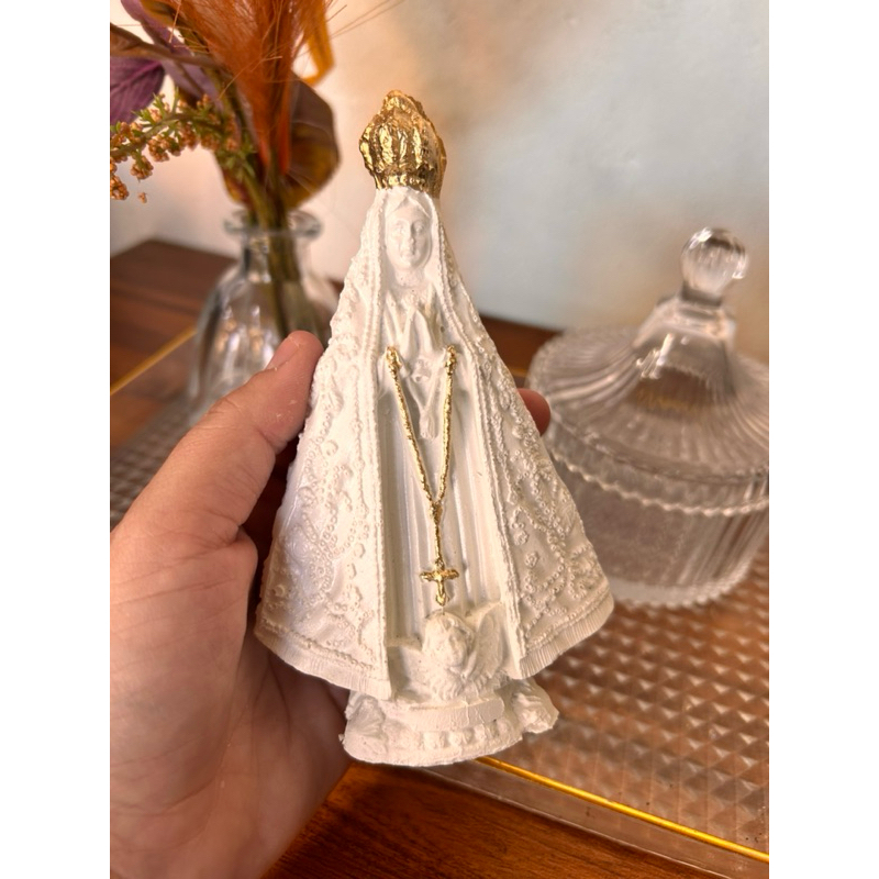 Kit com 50 Nossa Senhora Aparecida Branca Perolada Lembranças de Casamento Batizado