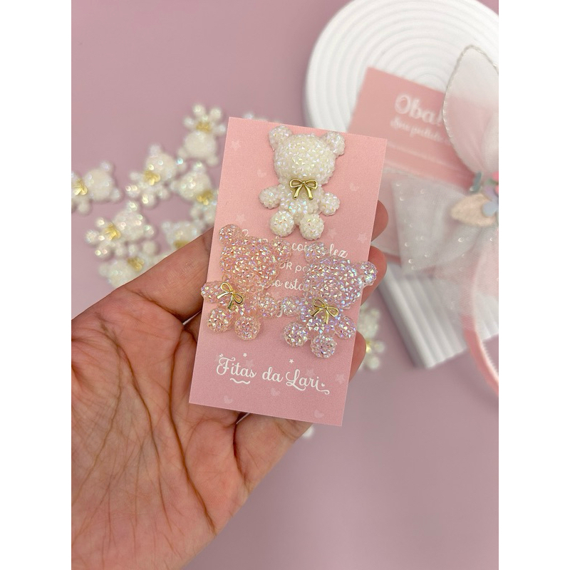 APLIQUE URSO DE RESINA CRAVEJADO C/LAÇO 30MM em Oferta na Shopee