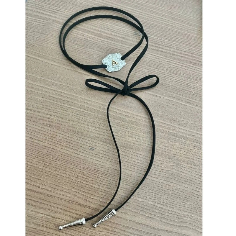 Colar Gravatinha Country Fivela  Com Inicial Estilo Rodeio com Pingente Folheado Western Fashion Boiadeira