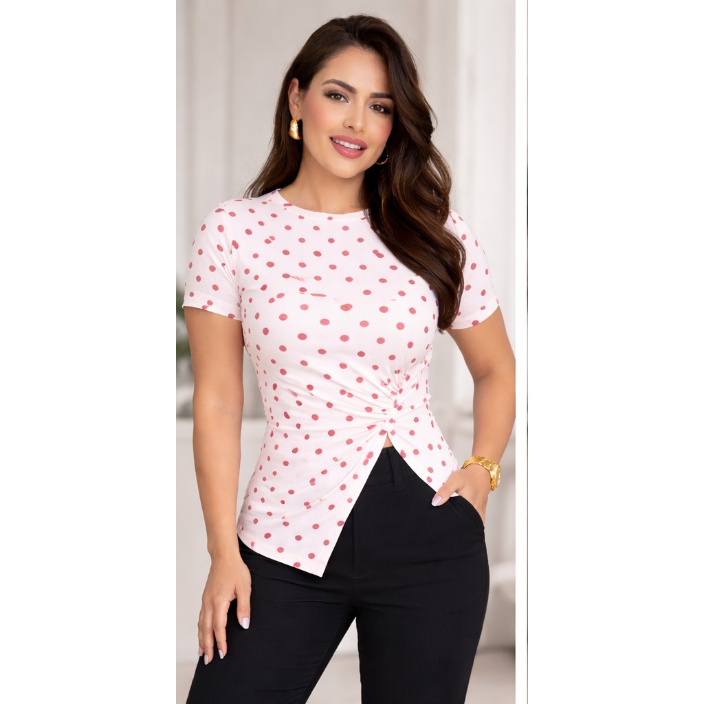 Blusa Feminina de Bolinhas com Drapeado Lateral e Ponta – Manga Curta, Moderna e Elegante em Oferta na Shopee
