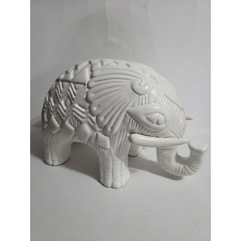 escultura elefante em porcelana antiga C3524