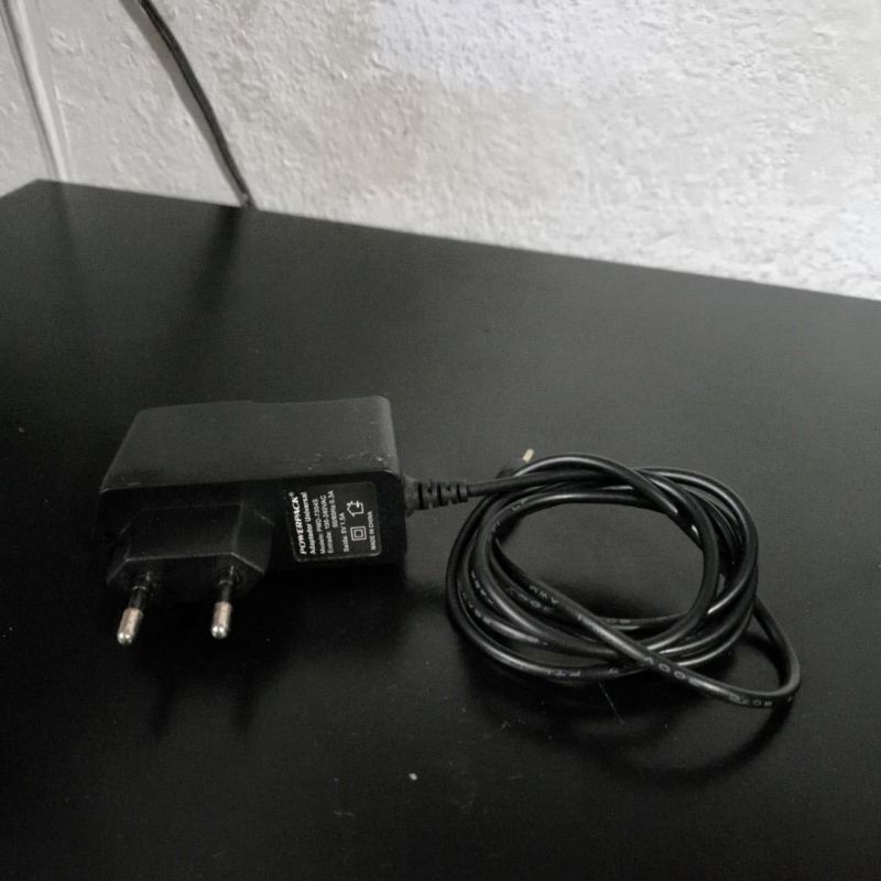 Adaptador universal modelo pmd-7304S Entrada 100-240VAC 50/60Hz 0.3A saída 5v 1.5A