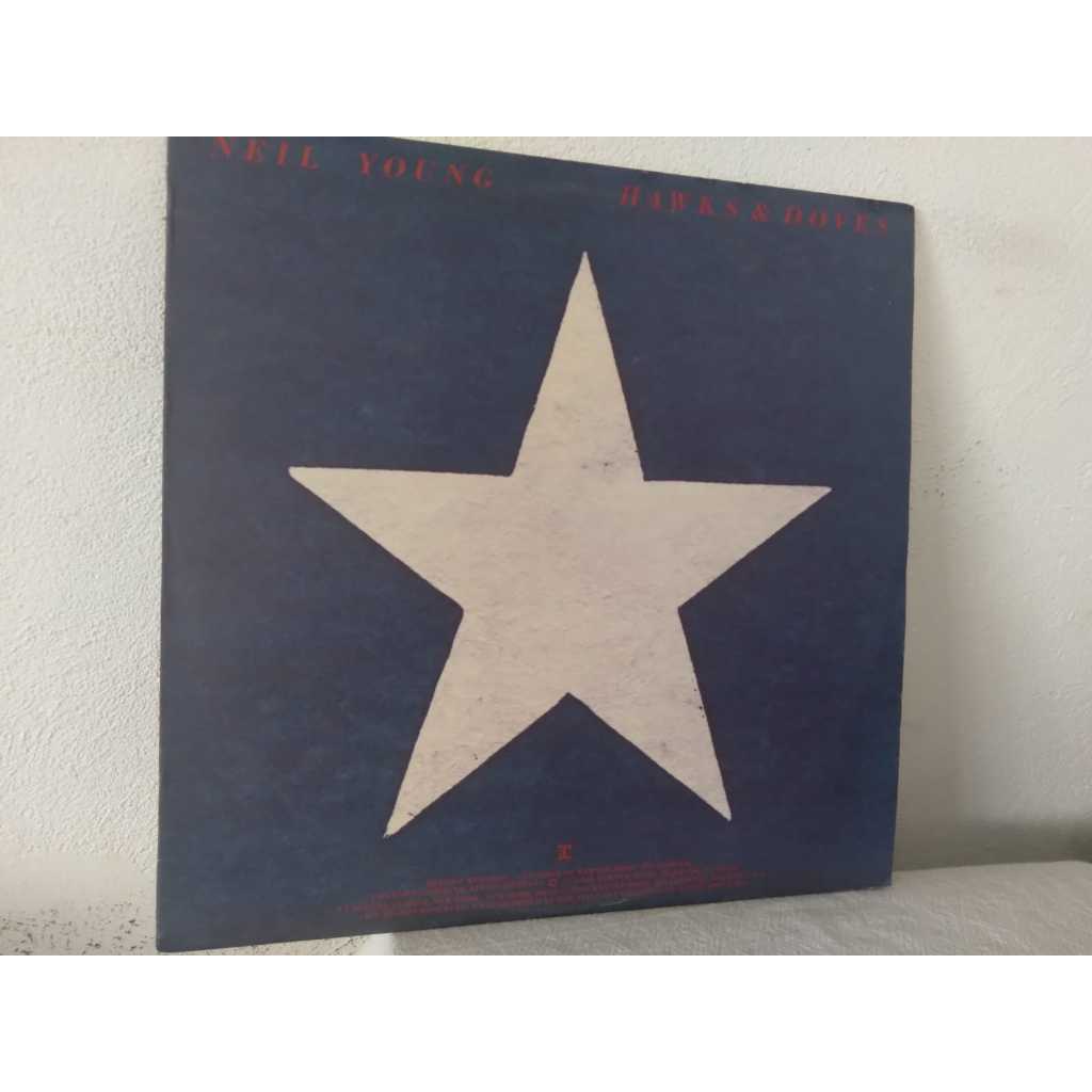 Lp Neil Young - Hawks & Doves - Com encarte - importado - original de época - Em exceiente estado.