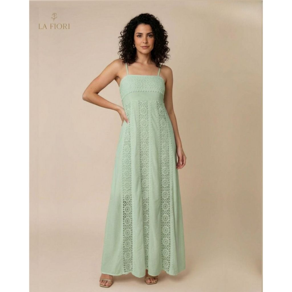 Vestido com guipir aplicado. Alça fina. Casual, festa de dia. P ao GG