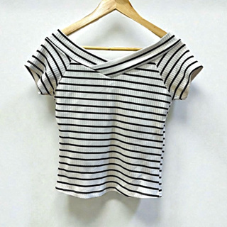 Blusa Feminina Manga Curta Listrada Preto e Branco com Bojo Tamanho P Ombro a Ombro Decote em V  | Brechó | Desapegos em Oferta na Shopee