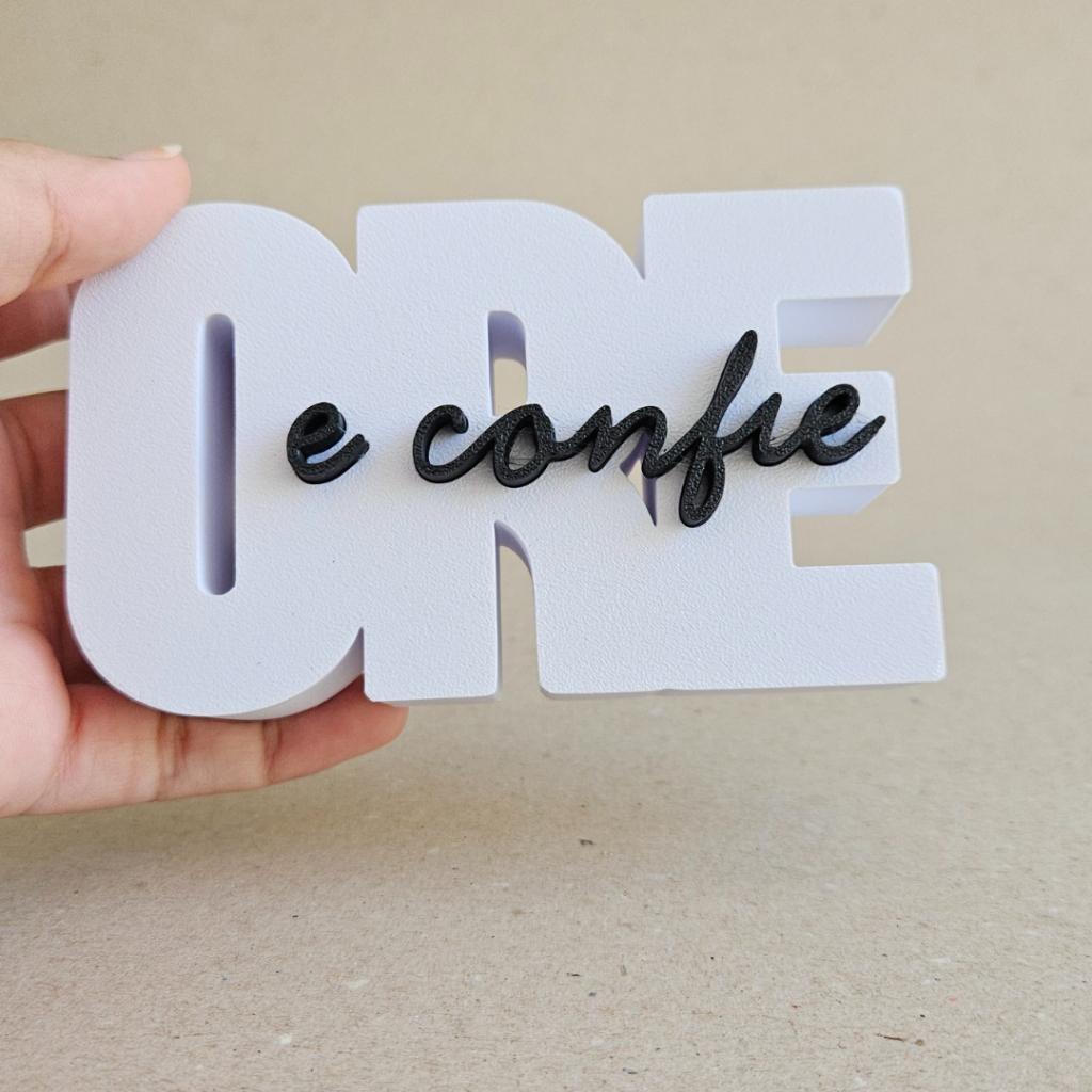 Letreiro Decorativo “Ore e Confie” – Enfeite Religioso 3D | Decoração Cristã para Casa e Escritório