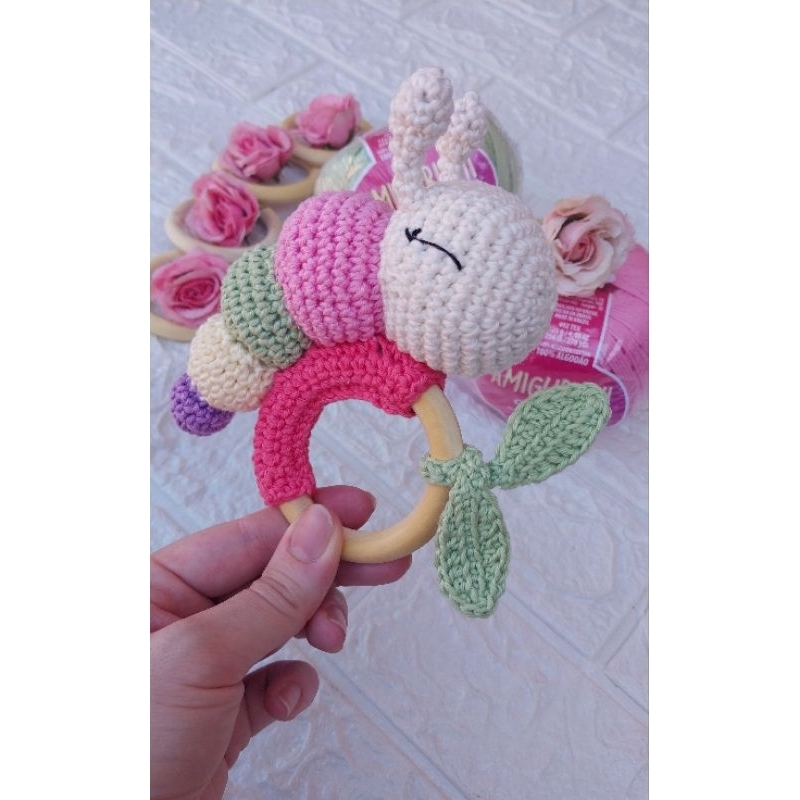 Brinquedo sensorial chocalho mordedor de madeira natural com centopéia em crochê amigurumi/Presente para bebê de crochê