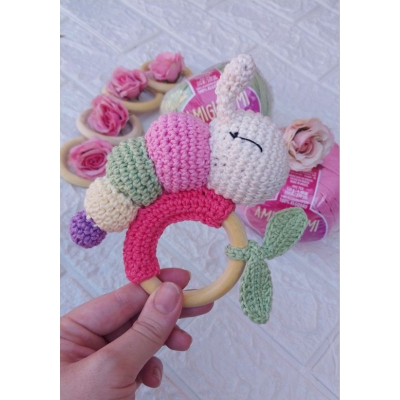 Brinquedo sensorial chocalho mordedor de madeira natural com centopéia em crochê amigurumi/Presente para bebê de crochê