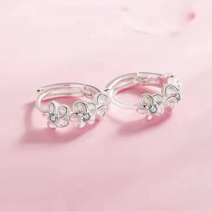 Brinco com zircônia em prata 925, tamanho 1,2 cm.