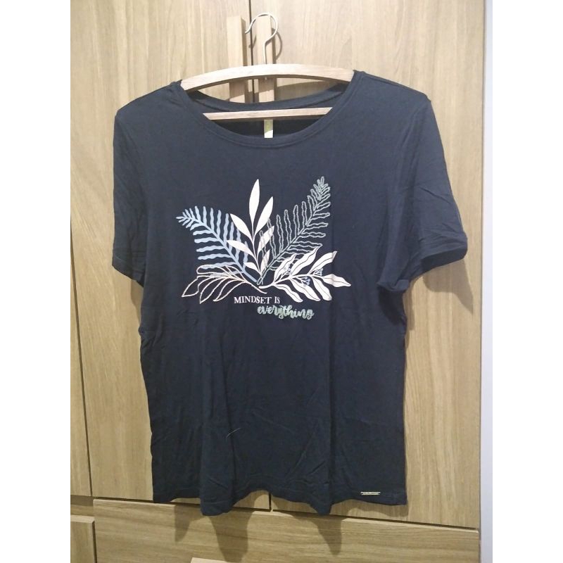 Blusa  de malha de viscose... Ombro a ombro 38... Altura de 54  a blusa estica bem

