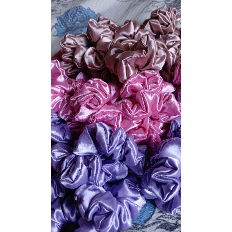kit com 3 Scrunches de cetim/ xuxas de cetim/ amarador de cabelo de cetim