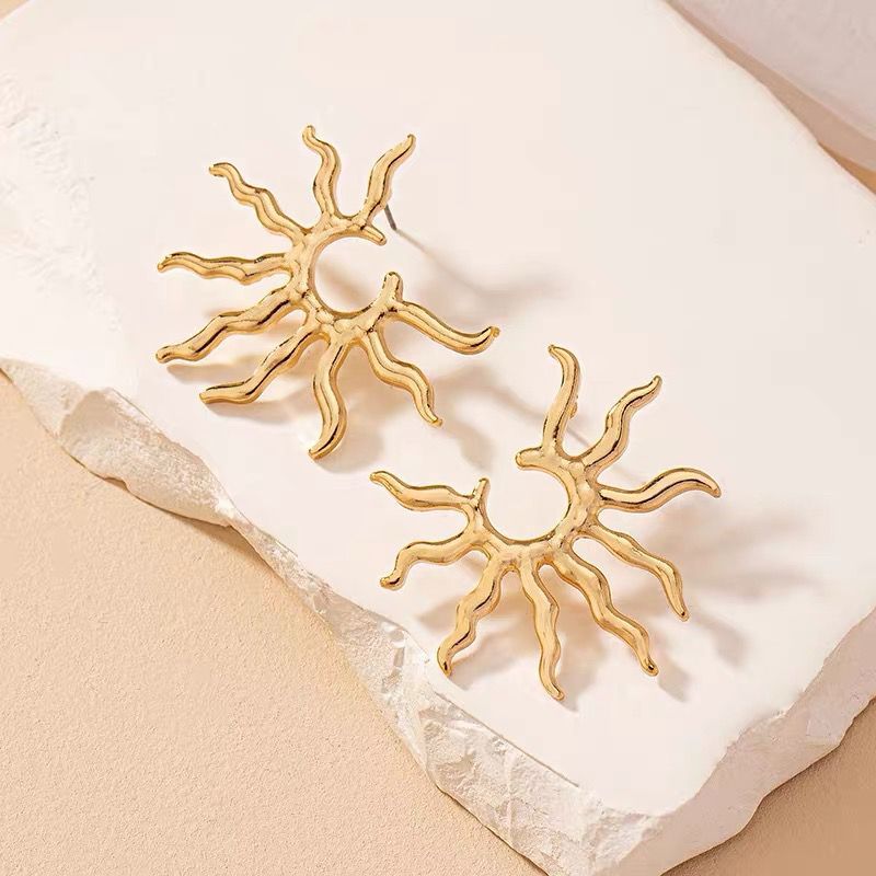 Brincos Femininos em Formato de Sol – Dourado ou Prateado, Antialérgicos, Verão, Modernos e Leves em Oferta na Shopee
