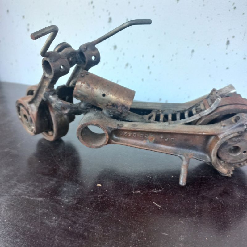 .estatueta moto sucata artesanal  26cmx14cm