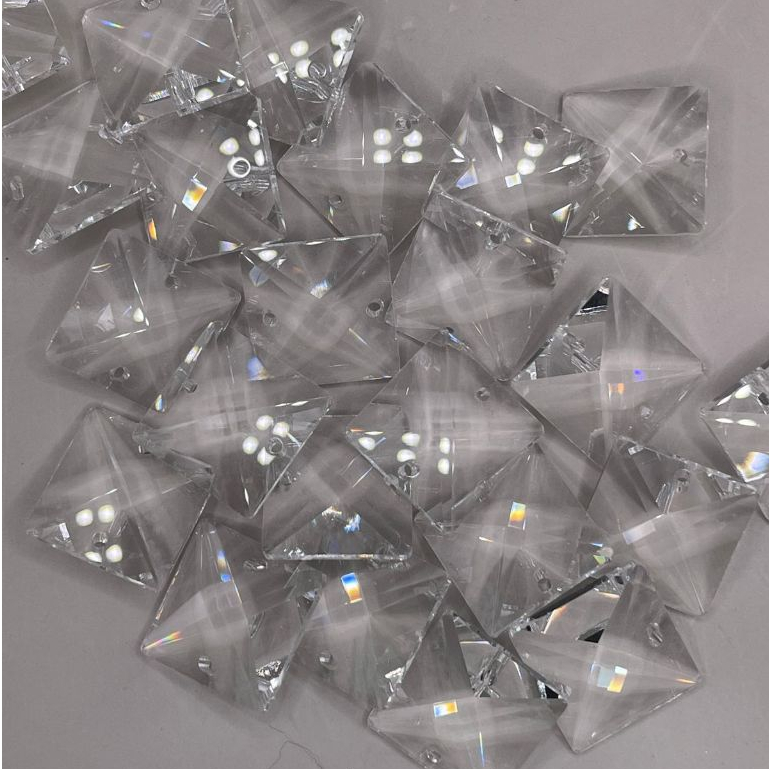 Kit 50 Peças de Prisma Quadrado Cristal K9 20x20mm com dois furos para lustres em Oferta na Shopee