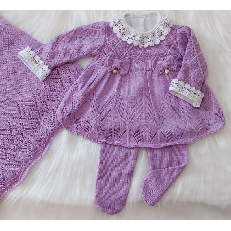 Saída de Maternidade Antialérgica de Luxo em Tricot. Saida Vestido Calça e Manta Lavanda Lilás
