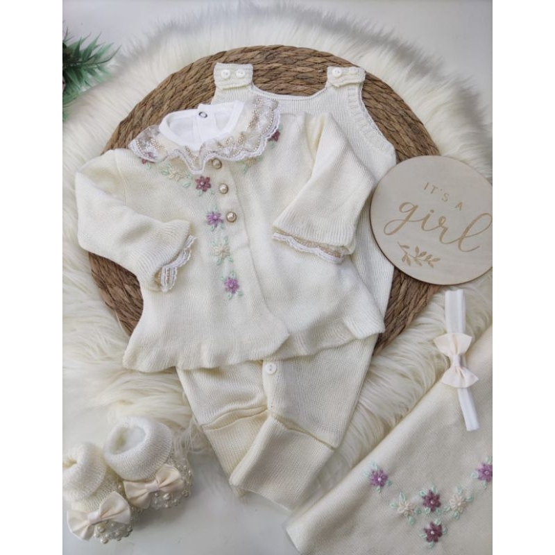 Saída de Maternidade Antialérgica de Luxo em Tricot.  Saida Jardineira Casaco e Manta Bordado a Mão Off White