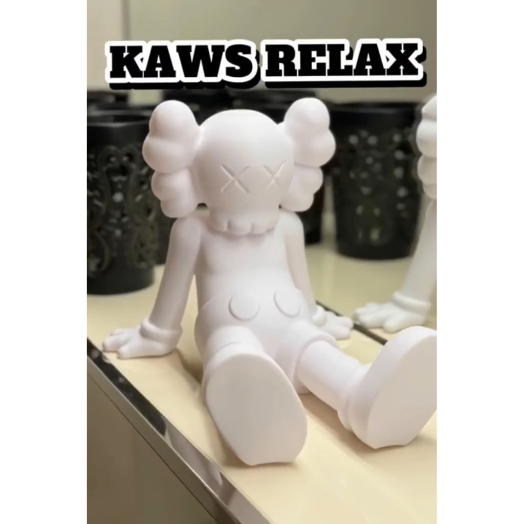 🧸 KAWS RELAX • ESTATUETA DECORATIVA • 13CM • ART TOY • COLECIONÁVEL PREMIUM