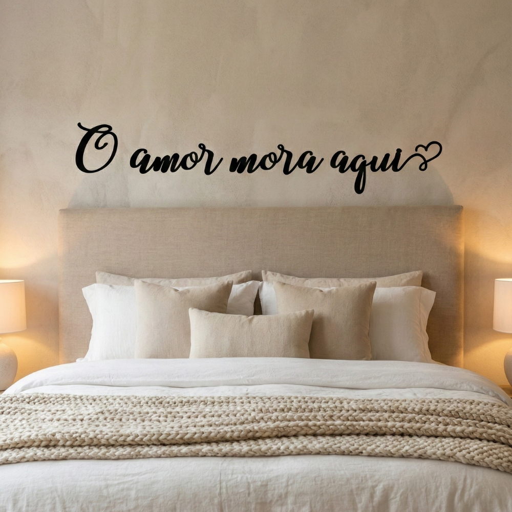 Frase Decorativa de parede "O Amor Mora Aqui" em MDF Preto - Para Cabeceira de Cama e Sala