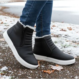 Tênis botinha apeluciada cano curto com pelo para o inverno forrada de pelinho por dentro bota frio em Oferta na Shopee