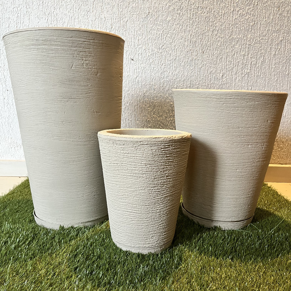 Kit Com 3 Vasos Decorativos Polietileno para Plantas Coluna Cone Redonda Com Prato Tam P, M e G