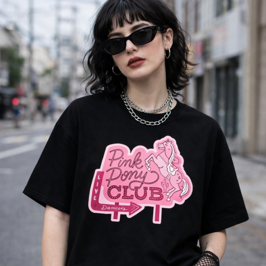 Camiseta Estilo Pop Pink Dony Club Cantora Chapeell Roan Modelo Tradicional Álbum Música Internacional Fã