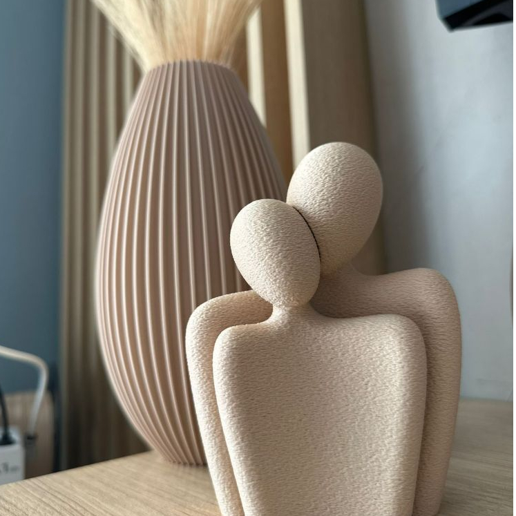 Kit Escultura Casal  + Vaso Decorativo – Ideal para Plantas Artificiais e Arranjos Decorativos em Oferta na Shopee